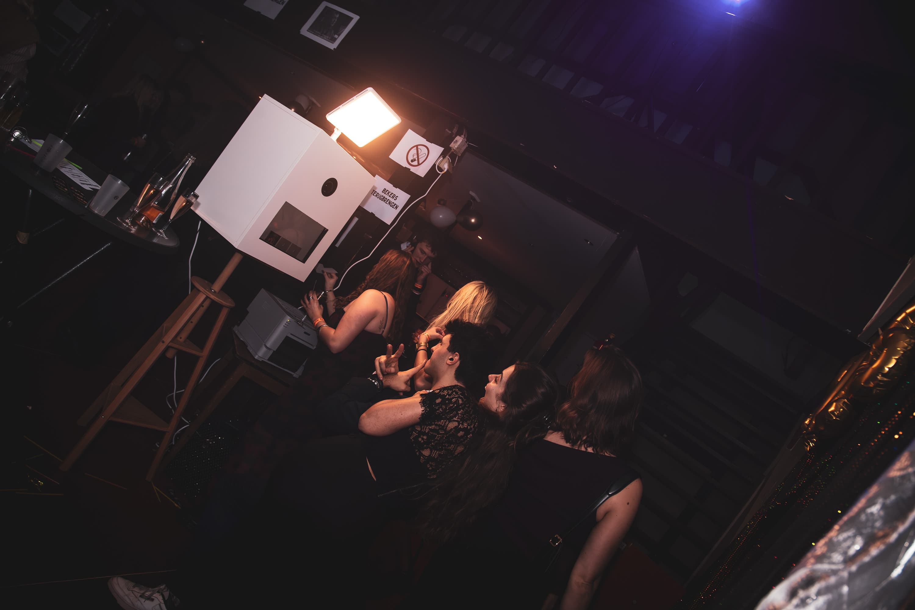 Lachen met de props van DC Rents photobooth